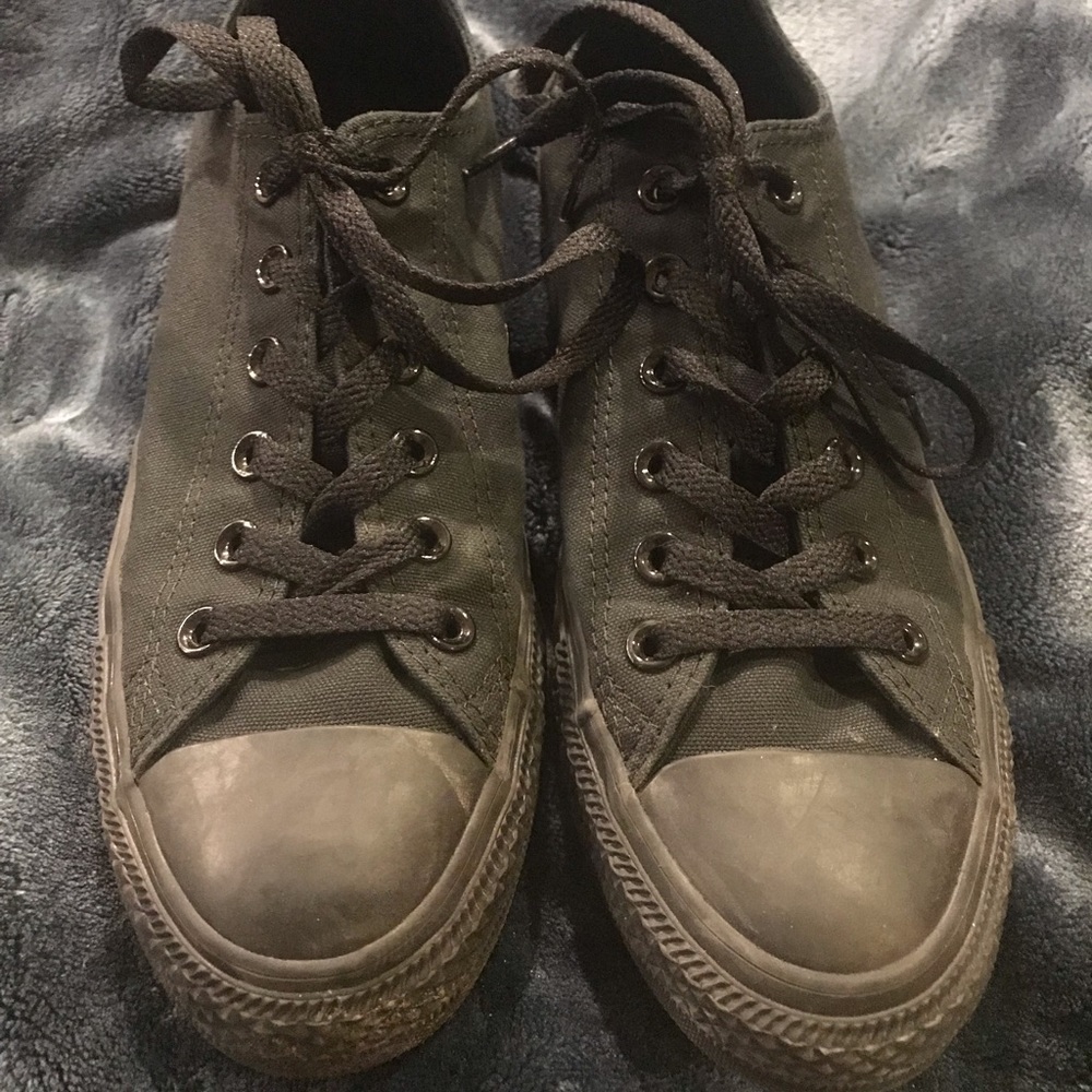 All Black Men’s Lowtop Converse - size 7